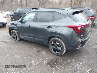 2025 Kia Seltos S z VIN KNDEUCAA1S7740380, wystawiony jako IAAI lot #41735876 z przebiegiem 367 mil mil oraz . Historia ofert i sprzedaży dostępna na DreamBid. Obrazek 3.