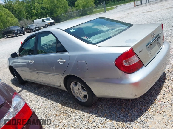 2002 Toyota Camry XLE z VIN 4T1BF32K42U531992, wystawiony jako IAAI lot #42294926 z przebiegiem 294 929 mil mil oraz . Historia ofert i sprzedaży dostępna na DreamBid. Obrazek 3.