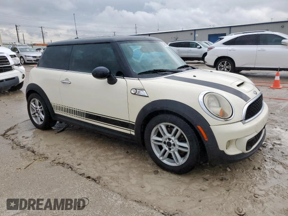 2011 MINI Hardtop S with VIN WMWSV3C53BTY15519, listed as a Copart auction lot 50960105 with 117,612 mi miles and Clean Title. Bid and sale history available at DreamBid. Image 4.