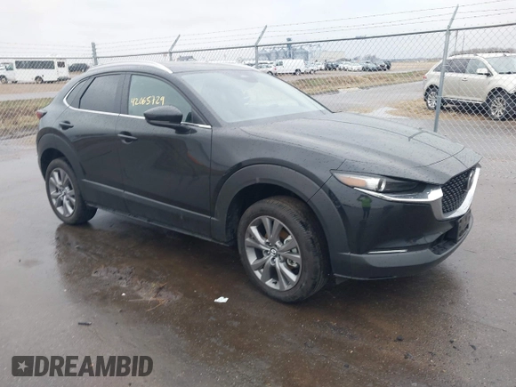2025 Mazda CX-30 S Carbon Edition z VIN 3MVDMBCM9SM783429, wystawiony jako IAAI lot #42065729 z przebiegiem 4 940 mil mil oraz . Historia ofert i sprzedaży dostępna na DreamBid. Obrazek 1.