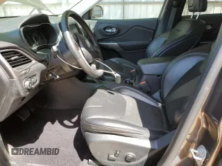 2019 Jeep Cherokee Latitude Plus z VIN 1C4PJLLN0KD151937, wystawiony jako Copart lot #53738255 z przebiegiem 63 450 mil mil oraz Szkoda całkowita • Salvage title. Historia ofert i sprzedaży dostępna na DreamBid. Obrazek 7.