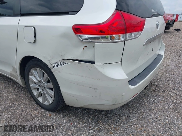 2012 Toyota Sienna XLE AAS z VIN 5TDYK3DC3CS186962, wystawiony jako IAAI lot #42325047 z przebiegiem Nie podano mil oraz . Historia ofert i sprzedaży dostępna na DreamBid. Obrazek 11.