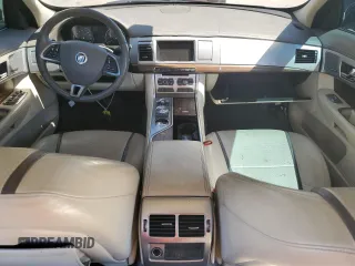 2013 Jaguar XF RWD z VIN SAJWA0E71D8S65581, wystawiony jako Copart lot #57835455 z przebiegiem Nie podano mil oraz Czysty tytuł • Clean title. Historia ofert i sprzedaży dostępna na DreamBid. Obrazek 8.