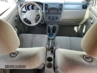 2009 Nissan Versa SL z VIN 3N1BC13E39L430248, wystawiony jako Copart lot #57956395 z przebiegiem 95 340 mil mil oraz Szkoda całkowita • Salvage title. Historia ofert i sprzedaży dostępna na DreamBid. Obrazek 8.