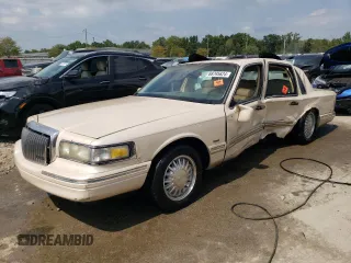 1996 Lincoln Town Car Cartier z VIN 1LNLM83WXTY623899, wystawiony jako Copart lot #68795624 z przebiegiem 137 191 mil mil oraz Nie do naprawy • Non repairable. Historia ofert i sprzedaży dostępna na DreamBid. Obrazek 1.