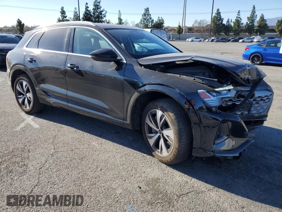 2024 Audi Q8 e-tron Premium Plus z VIN WA15AAGE1RB033711, wystawiony jako Copart lot #88577355 z przebiegiem 13 411 mil mil oraz Szkoda całkowita • Salvage title. Historia ofert i sprzedaży dostępna na DreamBid. Obrazek 4.