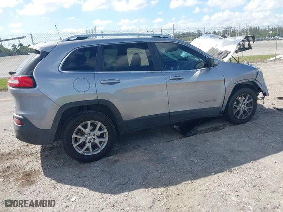2017 Jeep Cherokee Latitude with VIN 1C4PJLCB3HW542048, listed as a IAAI auction lot 41586270 with 123,111 mi miles. Bid and sale history available at carsss.com. Image 4.