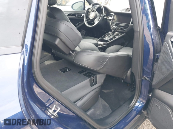 2022 Porsche Macan with VIN WP1AA2A54NLB02557, listed as a IAAI auction lot 40541821 with Not Provided miles. Bid and sale history available at carsss.com. Image 8.