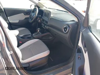 2022 Hyundai Kona SE with VIN KM8K2CAB3NU876819, listed as a IAAI auction lot 42550493 with 25,582 mi miles and . Bid and sale history available at DreamBid. Image 5.