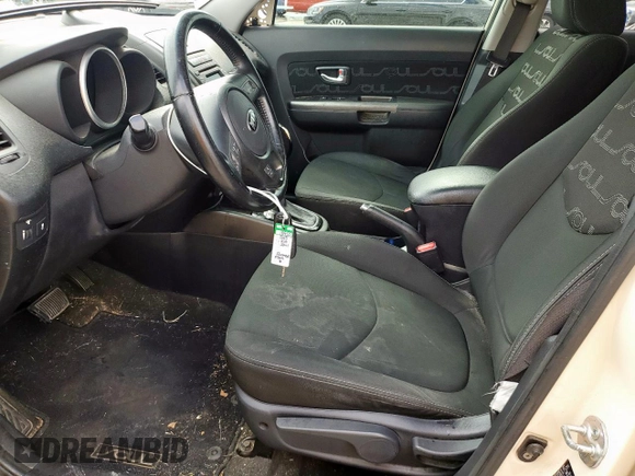 2013 Kia Soul + z VIN KNDJT2A64D7516093, wystawiony jako Copart lot #55762795 z przebiegiem 69 783 mil mil oraz Szkody całkowita. Historia ofert i sprzedaży dostępna na DreamBid. Obrazek 7.