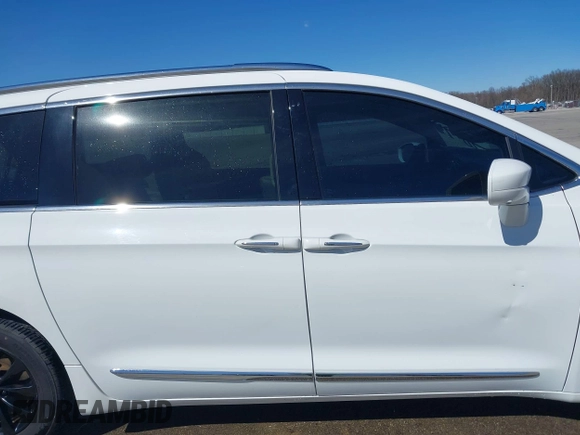 2018 Chrysler Pacifica Touring L Plus z VIN 2C4RC1EG3JR354886, wystawiony jako IAAI lot #41848820 z przebiegiem 109 185 mil mil oraz . Historia ofert i sprzedaży dostępna na DreamBid. Obrazek 14.