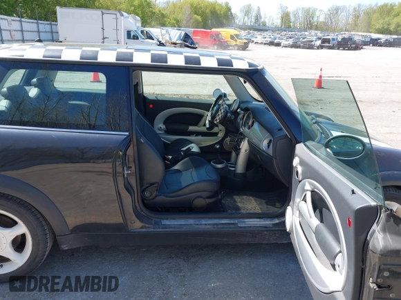 2003 MINI Hardtop with VIN WMWRC33463TC41773, listed as a IAAI auction lot 42223276 with 115,127 mi miles and . Bid and sale history available at DreamBid. Image 5.