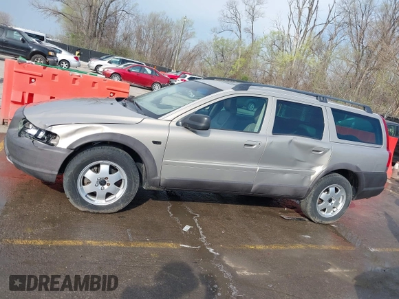 2004 Volvo V70 XC70 with VIN YV1SZ59H441165645, listed as a IAAI auction lot 41889089 with 262,914 mi miles. Bid and sale history available at carsss.com. Image 14.