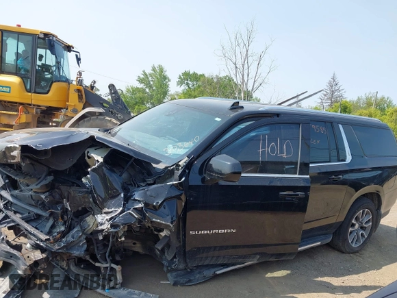 2021 Chevrolet Suburban LS z VIN 1GNSKBKD5MR303640, wystawiony jako IAAI lot #42359585 z przebiegiem Nie podano mil oraz . Historia ofert i sprzedaży dostępna na DreamBid. Obrazek 13.