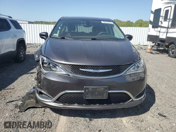 2018 Chrysler Pacifica Touring Plus z VIN 2C4RC1FG4JR117046, wystawiony jako Copart lot #56523015 z przebiegiem 42 675 mil mil oraz Szkoda całkowita • Salvage title. Historia ofert i sprzedaży dostępna na DreamBid. Obrazek 5.