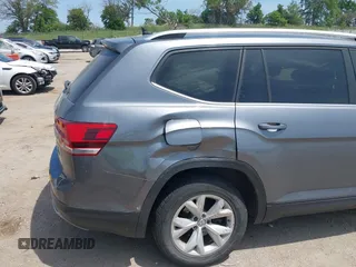 2018 Volkswagen Atlas SE with VIN 1V2KR2CA2JC585922, listed as a IAAI auction lot 42488658 with 105,878 mi miles and . Bid and sale history available at DreamBid. Image 6.