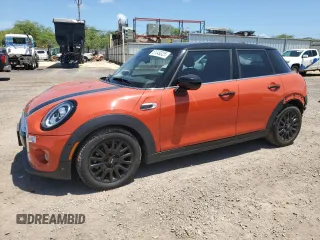 2020 MINI Hardtop 4 Door Cooper z VIN WMWXU7C01L2L63159, wystawiony jako Copart lot #51349325 z przebiegiem 16 905 mil mil oraz Szkody całkowita. Historia ofert i sprzedaży dostępna na DreamBid. Obrazek 1.