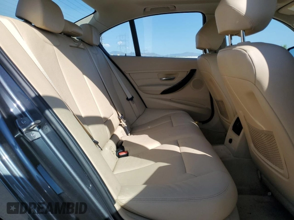 2013 BMW 3 Series 328i xDrive z VIN WBA3B3C5XDF533439, wystawiony jako Copart lot #62130615 z przebiegiem 125 712 mil mil oraz Szkoda całkowita • Salvage title. Historia ofert i sprzedaży dostępna na DreamBid. Obrazek 10.