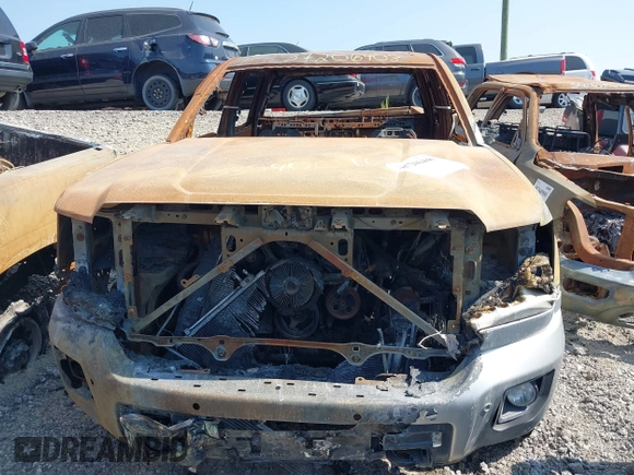 2018 GMC Sierra 2500HD Denali z VIN 1GT12UEG7JF169961, wystawiony jako IAAI lot #37206408 z przebiegiem Nie podano mil oraz . Historia ofert i sprzedaży dostępna na DreamBid. Obrazek 6.
