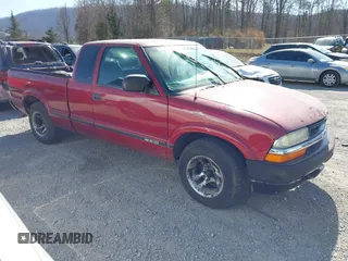 2002 Chevrolet S-10 LS with VIN 1GCCS19W428178485, listed as a IAAI auction lot 41773336 with 271,248 mi miles. Bid and sale history available at carsss.com. Image 1.