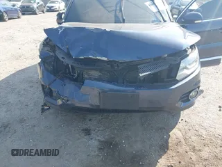 2014 Volkswagen Tiguan S z VIN WVGBV3AX7EW545538, wystawiony jako IAAI lot #42083281 z przebiegiem 129 227 mil mil oraz . Historia ofert i sprzedaży dostępna na DreamBid. Obrazek 6.