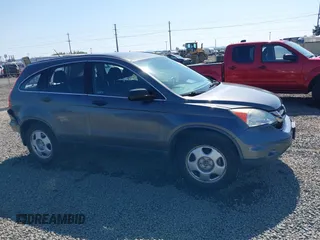 2011 Honda CR-V LX z VIN 5J6RE3H36BL023593, wystawiony jako IAAI lot #42107590 z przebiegiem 95 260 mil mil oraz . Historia ofert i sprzedaży dostępna na DreamBid. Obrazek 1.