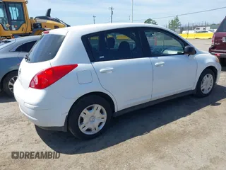 2012 Nissan Versa S z VIN 3N1BC1CP5CK239249, wystawiony jako IAAI lot #42193075 z przebiegiem 138 025 mil mil oraz . Historia ofert i sprzedaży dostępna na DreamBid. Obrazek 4.