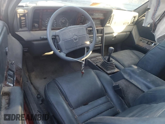 1989 Chrysler LeBaron z VIN 1C3XJ45K0KG251502, wystawiony jako Copart lot #87112404 z przebiegiem 166 445 mil mil oraz Tytuł czysty. Historia ofert i sprzedaży dostępna na DreamBid. Obrazek 8.