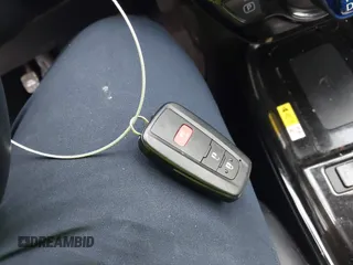 2021 Toyota Prius LE z VIN JTDL9MFU5M3023704, wystawiony jako IAAI lot #42190887 z przebiegiem 45 711 mil mil oraz . Historia ofert i sprzedaży dostępna na DreamBid. Obrazek 11.