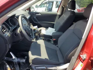 2018 Volkswagen Tiguan S z VIN 3VV0B7AX5JM209488, wystawiony jako Copart lot #61195035 z przebiegiem Nie podano mil oraz Szkoda całkowita • Salvage title. Historia ofert i sprzedaży dostępna na DreamBid. Obrazek 7.