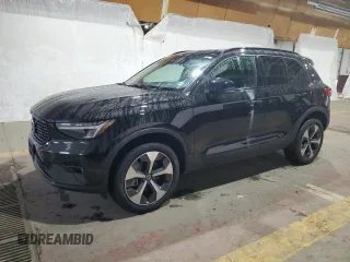 2023 Volvo XC40 Ultimate Dark Theme z VIN YV4L12UX3P2952998, wystawiony jako Copart lot #52724585 z przebiegiem 5578 mil mil oraz Tytuł czysty. Historia ofert i sprzedaży dostępna na DreamBid. Obrazek 1.