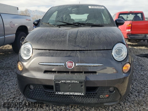 2017 FIAT 500e z VIN 3C3CFFGE6HT699377, wystawiony jako Copart lot #83835404 z przebiegiem 55 273 mil mil oraz Szkoda całkowita • Salvage title. Historia ofert i sprzedaży dostępna na DreamBid. Obrazek 5.