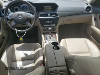 2012 Mercedes-Benz C 300 Sport z VIN WDDGF8BB8CA731905, wystawiony jako Copart lot #61692695 z przebiegiem 98 773 mil mil oraz Szkoda całkowita • Salvage title. Historia ofert i sprzedaży dostępna na DreamBid. Obrazek 8.
