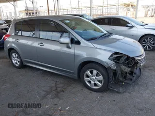 2007 Nissan Versa SL z VIN 3N1BC13E07L413291, wystawiony jako IAAI lot #42099535 z przebiegiem 79 070 mil mil oraz . Historia ofert i sprzedaży dostępna na DreamBid. Obrazek 1.