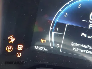 2023 Toyota Corolla Cross XLE z VIN 7MUDAAAG3PV069634, wystawiony jako IAAI lot #42489692 z przebiegiem 18 923 mil mil oraz . Historia ofert i sprzedaży dostępna na DreamBid. Obrazek 7.