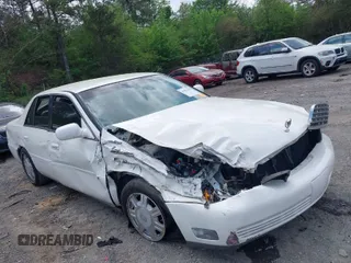 2004 Cadillac DeVille z VIN 1G6KD54YX4U181779, wystawiony jako IAAI lot #41951837 z przebiegiem Nie podano mil oraz . Historia ofert i sprzedaży dostępna na DreamBid. Obrazek 1.