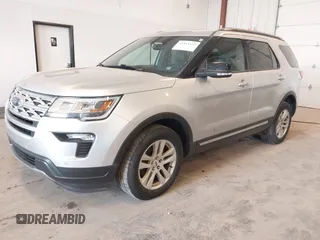 2018 Ford Explorer XLT z VIN 1FM5K8D83JGC40596, wystawiony jako IAAI lot #42263327 z przebiegiem 66 948 mil mil oraz . Historia ofert i sprzedaży dostępna na DreamBid. Obrazek 2.