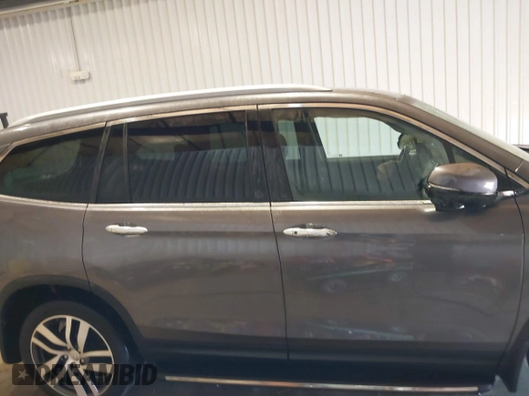 2017 Honda Pilot Touring with VIN 5FNYF6H91HB084737, listed as a IAAI auction lot 41608145 with 86,696 mi miles. Bid and sale history available at carsss.com. Image 13.