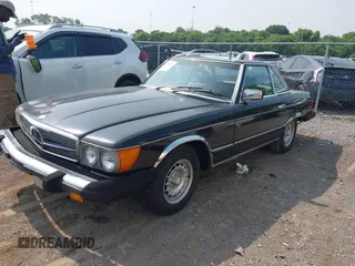 1982 Mercedes-Benz 380 SL z VIN WDBBA45A0CB017032, wystawiony jako IAAI lot #42461326 z przebiegiem 153 044 mil mil oraz . Historia ofert i sprzedaży dostępna na DreamBid. Obrazek 2.