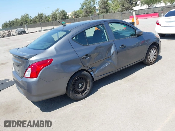 2016 Nissan Versa S z VIN 3N1CN7AP1GL910226, wystawiony jako IAAI lot #42544603 z przebiegiem 128 501 mil mil oraz . Historia ofert i sprzedaży dostępna na DreamBid. Obrazek 4.