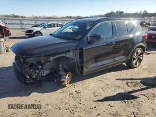 2023 Volvo XC40 Ultimate Dark Theme z VIN YV4L12UX9P2100106, wystawiony jako Copart lot #85582384 z przebiegiem 7506 mil mil oraz Szkody całkowita. Historia ofert i sprzedaży dostępna na DreamBid. Obrazek 1.