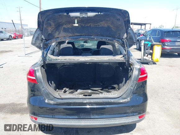 2018 Ford Focus SE z VIN 1FADP3FE9JL303933, wystawiony jako IAAI lot #42530171 z przebiegiem Nie podano mil oraz . Historia ofert i sprzedaży dostępna na DreamBid. Obrazek 15.