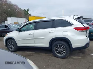2019 Toyota Highlander SE with VIN 5TDJZRFH3KS629568, listed as a IAAI auction lot 42037373 with 93,358 mi miles and . Bid and sale history available at DreamBid. Image 14.