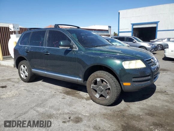2005 Volkswagen Touareg z VIN WVGBG77L25D010568, wystawiony jako Copart lot #57268755 z przebiegiem 229 928 mil mil oraz Szkoda całkowita • Salvage title. Historia ofert i sprzedaży dostępna na DreamBid. Obrazek 4.