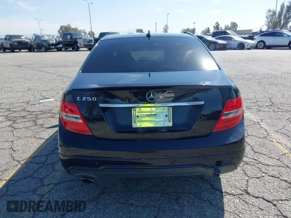 2014 Mercedes-Benz C 250 Sport z VIN WDDGF4HB5EG219437, wystawiony jako IAAI lot #41847571 z przebiegiem 104 981 mil mil oraz . Historia ofert i sprzedaży dostępna na DreamBid. Obrazek 16.