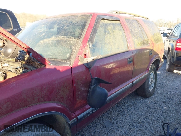1997 Chevrolet Blazer LS z VIN 1GNDT13W3V2232285, wystawiony jako IAAI lot #41710231 z przebiegiem 1 930 079 mil mil oraz . Historia ofert i sprzedaży dostępna na DreamBid. Obrazek 6.
