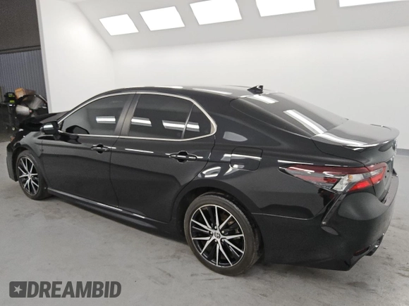 2022 Toyota Camry SE with VIN 4T1T11AK6NU048520, listed as a Copart auction lot 46976195 with 31,898 mi miles and Clean Title. Bid and sale history available at carsss.com. Image 2.