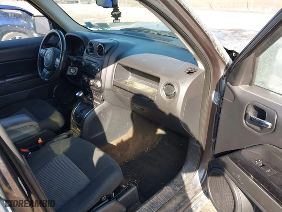 2014 Jeep Patriot Latitude with VIN 1C4NJRFB7ED892604, listed as a IAAI auction lot 41800290 with 111,440 mi miles. Bid and sale history available at carsss.com. Image 5.