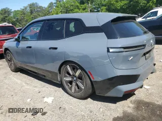 2022 BMW iX xDrive50 z VIN WB523CF00NCK44547, wystawiony jako Copart lot #55262775 z przebiegiem 22 664 mil mil oraz Szkoda całkowita • Salvage title. Historia ofert i sprzedaży dostępna na DreamBid. Obrazek 2.