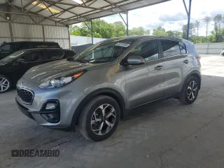 2020 Kia Sportage LX z VIN KNDPMCAC1L7803277, wystawiony jako Copart lot #55213335 z przebiegiem 43 117 mil mil oraz Szkoda całkowita • Salvage title. Historia ofert i sprzedaży dostępna na DreamBid. Obrazek 1.